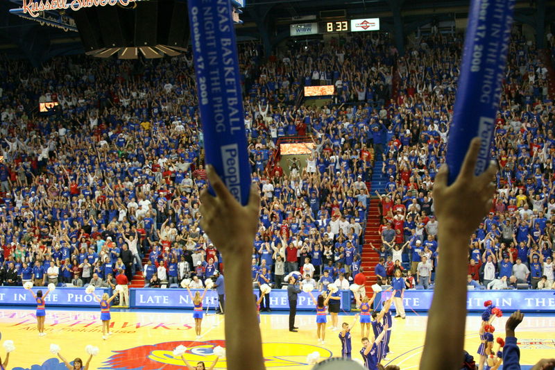 800px-20081017_Kansas_Midnight_Madness_thundersticks